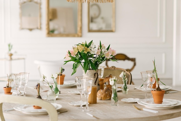 Eettafel met mooie gedekte glazen en verse bloemen