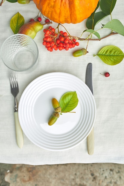 Eettafel met pompoen, eikels, perenbladeren