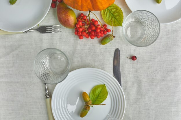 Eettafel met pompoen, eikels, perenbladeren