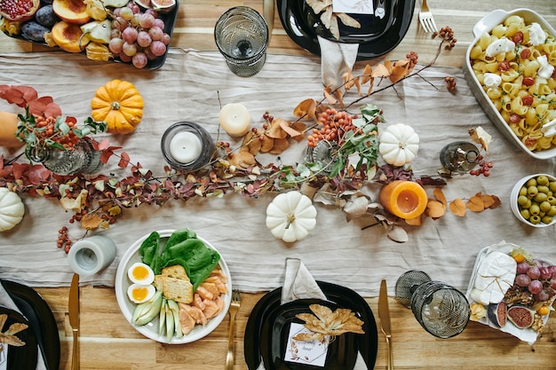 Eettafel met servies