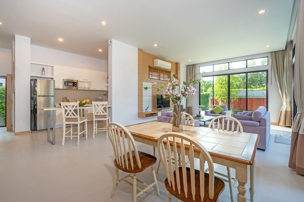 Eettafel met uitzicht op het zwembad in luxe huis