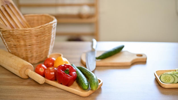 Eettafel met verse groenten snijplank mes en kooktoestellen