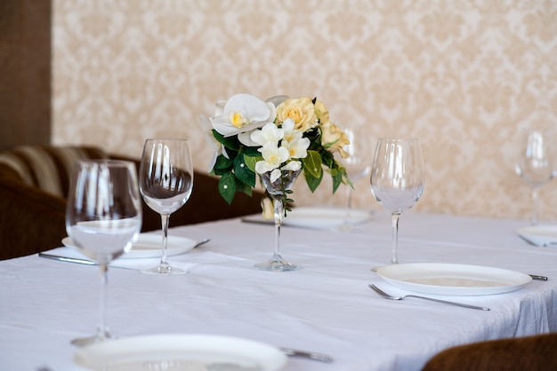 Eettafel setting versierd met bloemen.