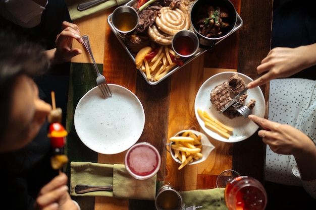 Eettafel steak en voorgerecht eten