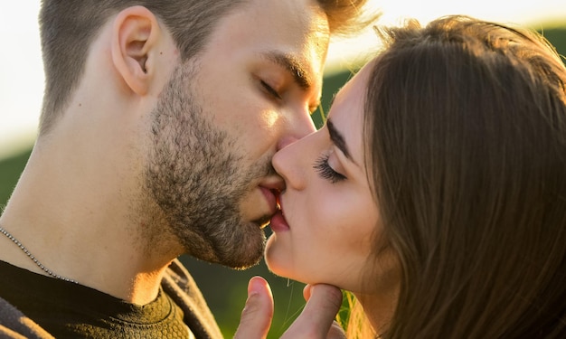 Eeuwige liefde romantische date sensuele kus van twee geliefden mensen in relatie ontspannen samen genieten van het gezelschap van elkaar zoete en zachte kus man en vrouw kussend paar verliefd