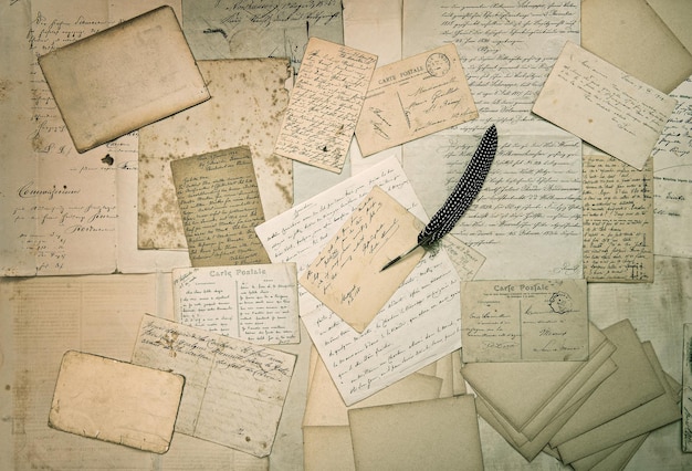 Efemere. oude brieven, handschriften, vintage ansichtkaarten en antieke verenpennen. nostalgische sentimentele gestructureerde achtergrond