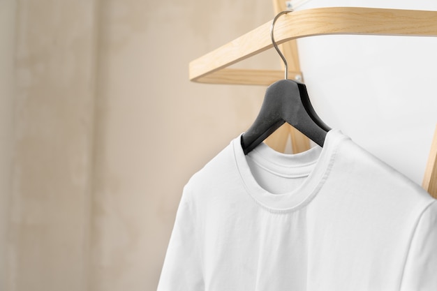 Effen wit katoenen t-shirt op hanger voor jouw ontwerp