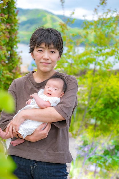 さわやかな緑の赤ちゃんと母親