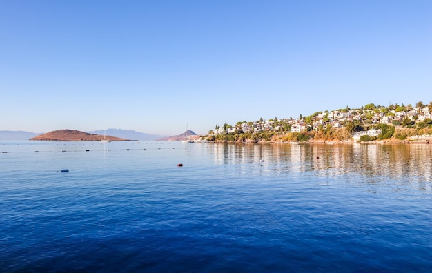 Egeïsche kust met prachtig blauw water, eilanden, bergen en kleine witte huisjes