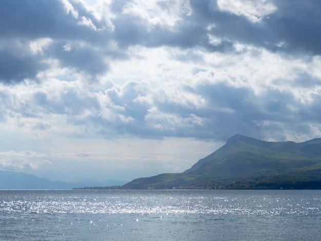 Egeïsche Zee in Griekenland op een bewolkte dag