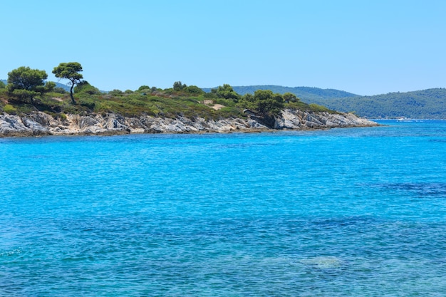 Egeïsche zee kust landschap en tent op helling, uitzicht in de buurt van Karidi strand (Chalkidiki, Griekenland).