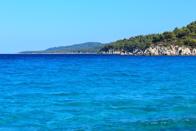 Egeïsche zee kust landschap met aquamarijn water, uitzicht vanaf Armenistis strand (Chalkidiki, Griekenland).