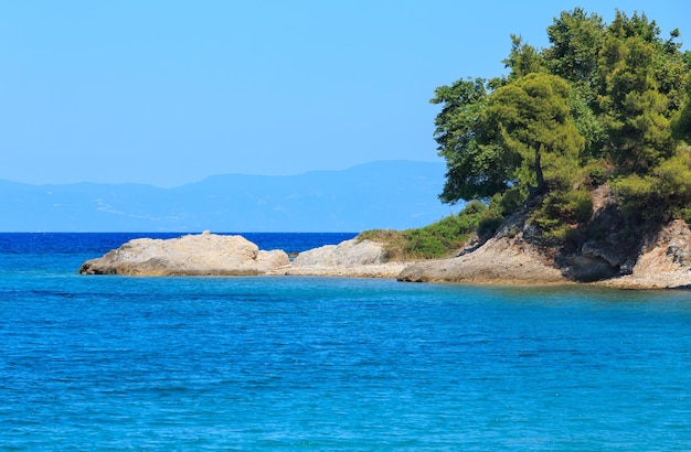 Egeïsche zee kust landschap, uitzicht in de buurt van Karidi strand (Chalkidiki, Griekenland).