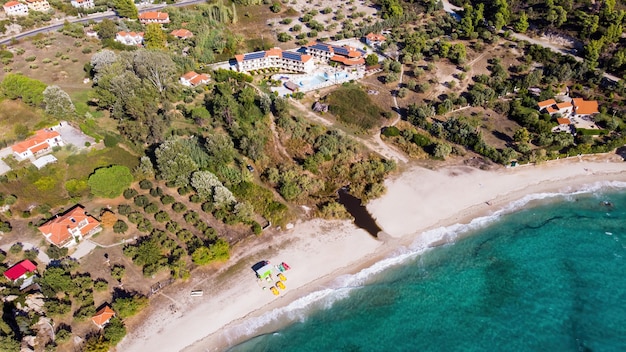 Egeïsche Zeekust van Griekenland, uitzicht op enkele gebouwen aan de kust, groen en resort