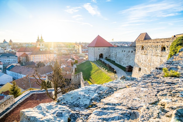 Eger Hongarije uitzicht over de middeleeuwse oude stad vanaf het historische fort op zonsondergang