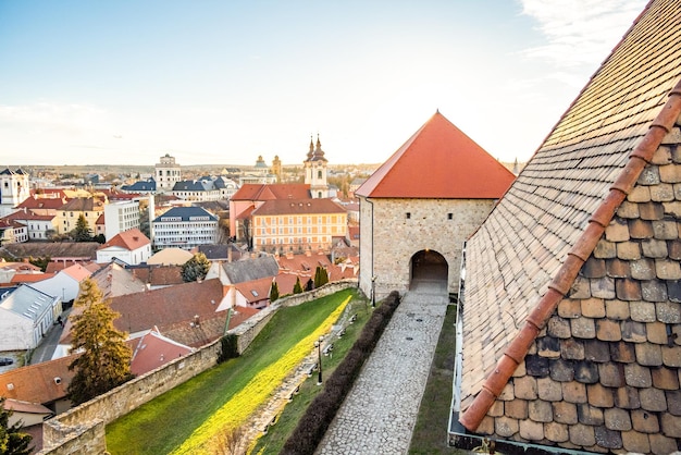 Eger Hongarije uitzicht over de middeleeuwse oude stad vanaf het historische fort op zonsondergang