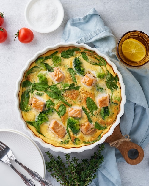 계란 기반 프리 타타, 연어, 브로콜리, 시금치 오믈렛. 이탈리아 요리, 계란, 생선 및 야채를 곁들인 딱딱한 키시. 지중해 케톤 생성 건강한 식단. 수직 평면도