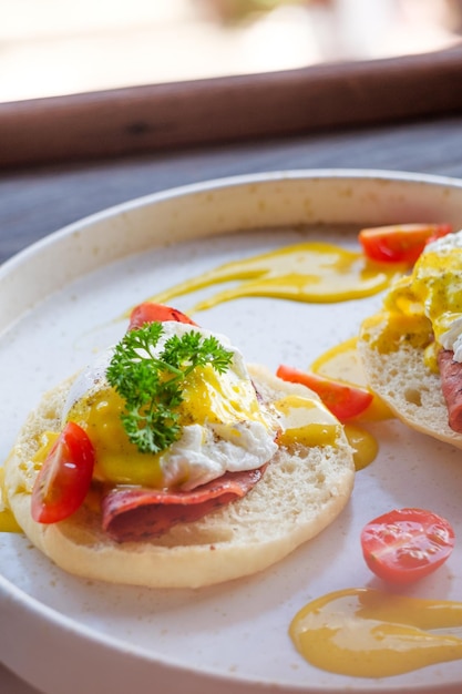 egg benedict on a bagel