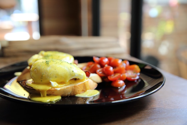 Egg Benedict in close-up op houten achtergrond