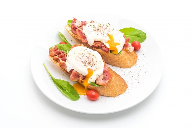 Egg benedict op witte achtergrond