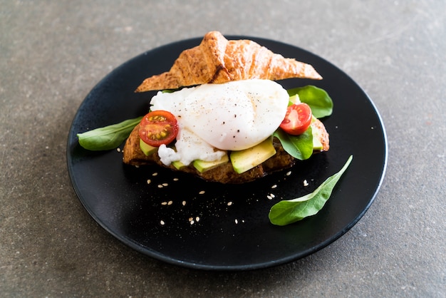 egg benedict with avocado, tomatoes and salad 