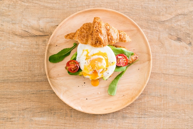 egg benedict with avocado, tomatoes and salad 