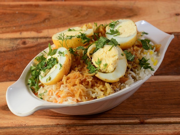 Egg Biryani Basmati rijst gekookt met masala en kruiden en geserveerd met gesneden gekookte eieren selectieve focus