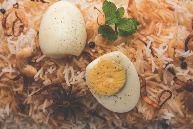 Egg Biryani - Basmati rijst gekookt met masala geroosterde eieren en kruiden en geserveerd met yoghurt, selectieve focus