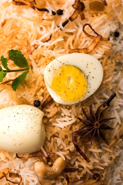 Egg Biryani - Basmati rijst gekookt met masala geroosterde eieren en kruiden en geserveerd met yoghurt, selectieve focus