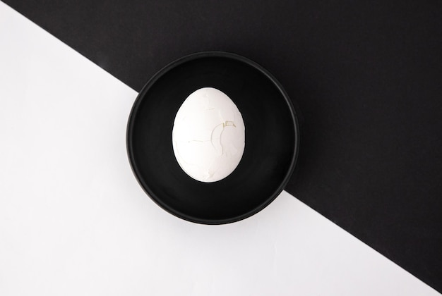 Foto fondo bianco e nero dell'uovo