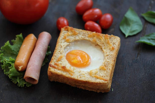Яйцо в хлебе на деревянных фоне