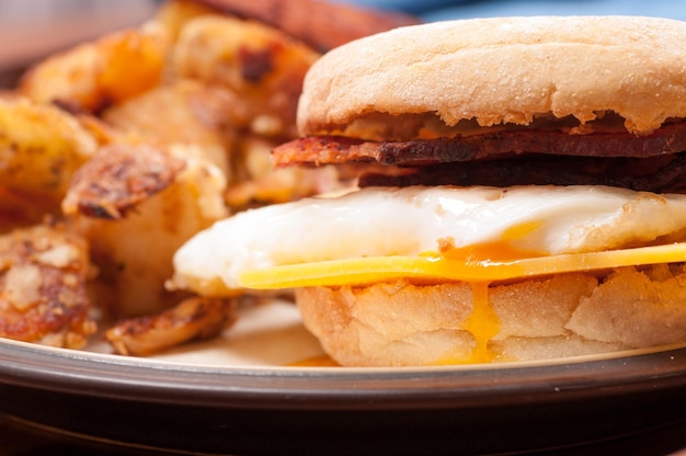 Сэндвич с яйцом на завтрак