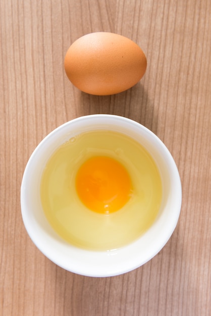 Foto uovo in tazza di ceramica
