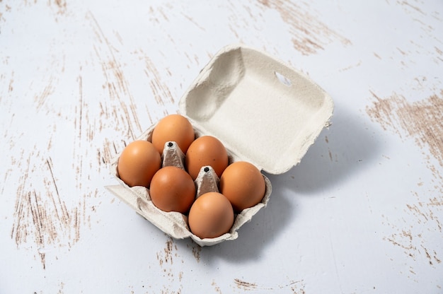 6개의 계란이 들어 있는 계란 컵. 방목 암탉의 유기농 계란.