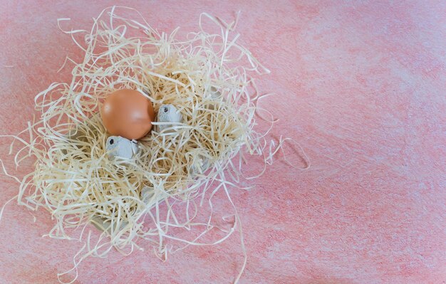 Подставка для яиц с одним яйцом. Розовый фон