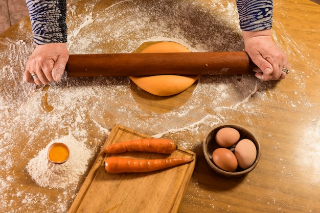 Photo egg dough for noodles with ingredients on the table traditional italian cuisine