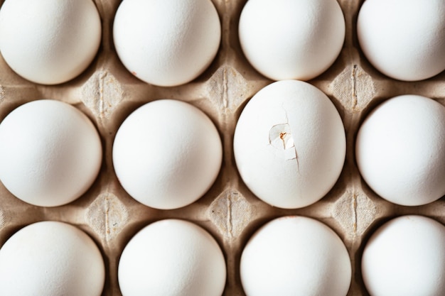 Foto uovo nel vassoio delle uova con un uovo rotto