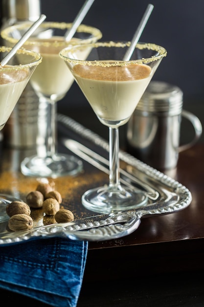 Egg nog cocktail in glazen omrand met bruine suiker in de minibar.