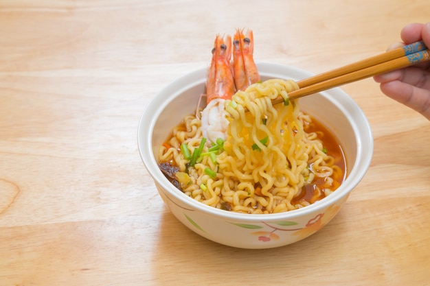 Photo egg noodle soup with shrimp