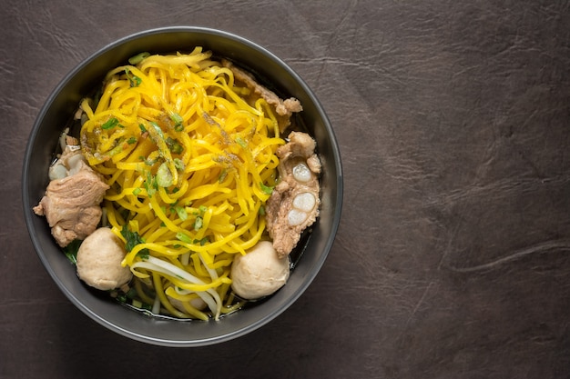 Foto zuppa di spaghetti all'uovo con spazio per il testo.