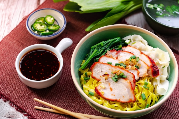 写真 紅焼肉のバーベキューと地元の甘いソースと白ゴマと青唐辛子の酢漬けの卵麺