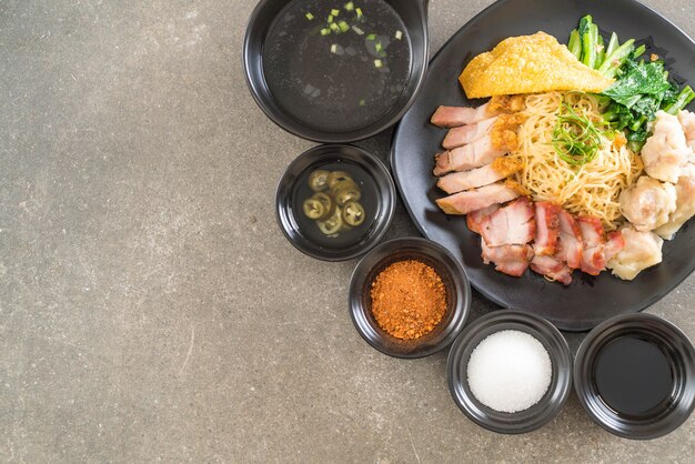 Photo egg noodle with red roast pork