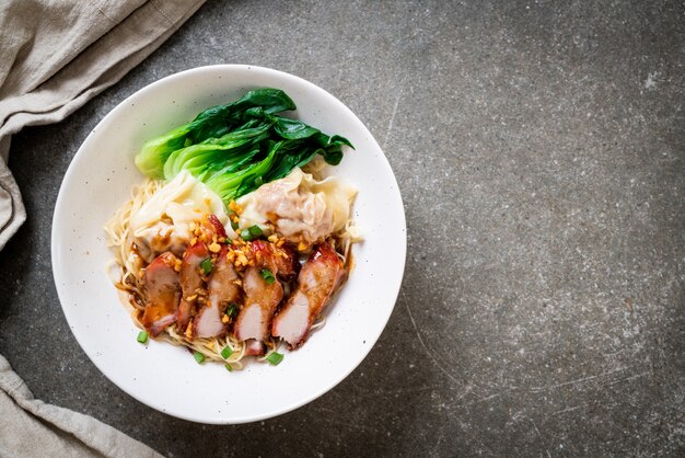 赤いローストポークとワンタンの卵麺