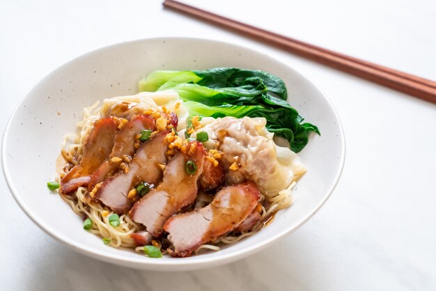 赤いローストポークとワンタンの卵麺