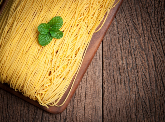 Photo egg noodles on wood background