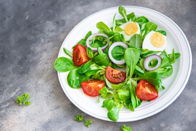 яичный салат овощи, помидоры, лук, листья салата зеленый микс лепестки свежая здоровая еда закуска