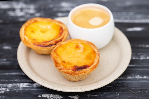 Foto torta d'uovo dessert tradizionale portoghese pastel de nata e caffè