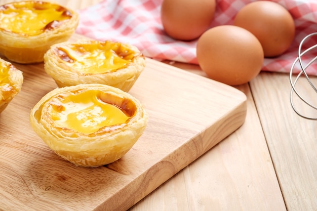 Photo egg tart on wooden plate