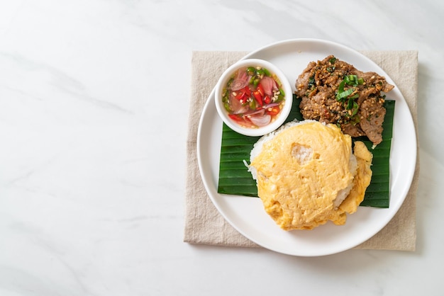 яйцо на рисе с жареной свининой и острым соусом - стиль азиатской кухни