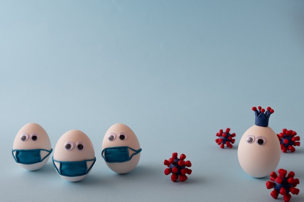 계란 입고 코로나, 중지 코로나 바이러스를위한 의료 마스크를 착용하는 계란 및 covid-19 바이러스 모델. 전염병 코로나 바이러스 COVID-19 개념. . 바이러스 전염병